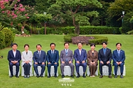 이재명 대통령이 20일 서울 한남동 관저에서 더불어민주당 정청래 대표, 김병기 원내대표 등 신임 지도부와 만찬에 앞서 기념촬영을 하고 있다.