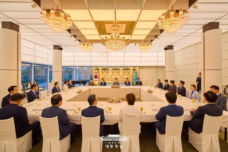 이재명 대통령이 20일 서울 한남동 관저에서 더불어민주당 정청래 대표, 김병기 원내대표 등 신임 지도부와 만찬을 하고 있다. 