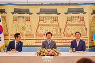 이재명 대통령이 20일 서울 한남동 관저에서 더불어민주당 정청래 대표, 김병기 원내대표 등 신임 지도부와 만찬을 하고 있다.