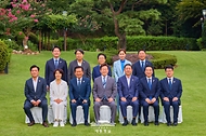 이재명 대통령이 20일 서울 한남동 관저에서 더불어민주당 정청래 대표, 김병기 원내대표 등 신임 지도부와 만찬에 앞서 기념촬영을 하고 있다.