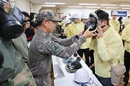 김민석 국무총리가 20일 세종대로 정부서울청사에서 열린 공습대비 민방위 훈련에 참여하고 있다.