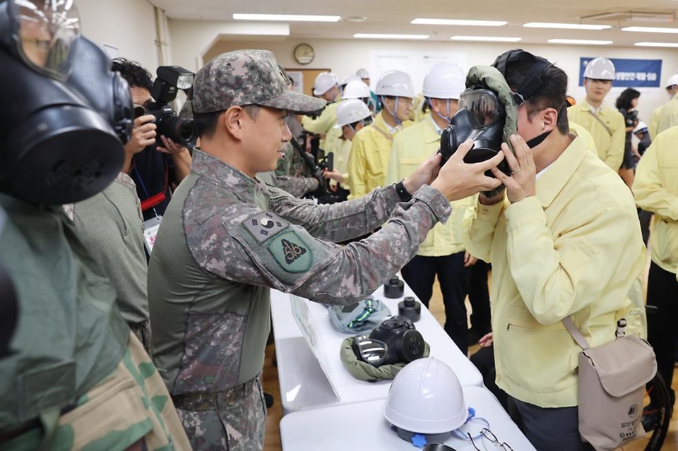 김민석 국무총리가 20일 세종대로 정부서울청사에서 열린 공습대비 민방위 훈련에 참여하고 있다.