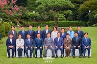 이재명 대통령이 20일 서울 한남동 관저에서 더불어민주당 정청래 대표, 김병기 원내대표 등 신임 지도부와 만찬에 앞서 기념촬영을 하고 있다.