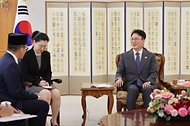 김민석 국무총리가 21일 세종대로 정부서울청사에서 수기오노 인도네시아 외교장관을 접견, 인사 및 환담을 나누고 있다.
