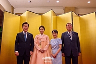 이재명 대통령과 김혜경 여사가 23일 일본 도쿄 총리 관저에서 이시바 시게루 일본 총리, 부인 이시바 요시코 여사와 양국 정상 부부 친교 행사를 하며 기념촬영을 하고 있다.