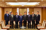 이재명 대통령이 24일 일본 도쿄의 한 호텔에서 일한의원연맹 회장인 스가 요시히데 전 일본 총리 등 일본 의원단을 접견하며 기념촬영을 하고 있다.