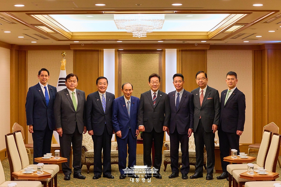 이재명 대통령이 24일 일본 도쿄의 한 호텔에서 일한의원연맹 회장인 스가 요시히데 전 일본 총리 등 일본 의원단을 접견하며 기념촬영을 하고 있다.