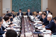 이재명 대통령이 22일 용산 대통령실에서 열린 제1회 국가과학기술자문회의 전원회의를 주재하고 있다.