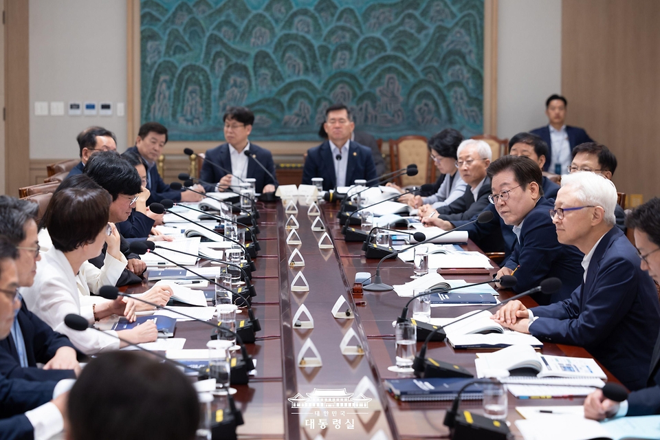 이재명 대통령이 22일 용산 대통령실에서 열린 제1회 국가과학기술자문회의 전원회의를 주재하고 있다.