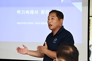송미령 농림축산식품부 장관은 8월 24일 여주시 구양리 '마을태양광 발전소'를 방문하였습니다. 구양리 마을은 주민 주도형 마을태양광사업의 모범사례가 된 곳으로 송미령 장관은 직접 태양광 발전 현장을 둘러본 뒤 마을 주민들과 농업인들의 의견을 청취하는 시간을 가졌습니다.
