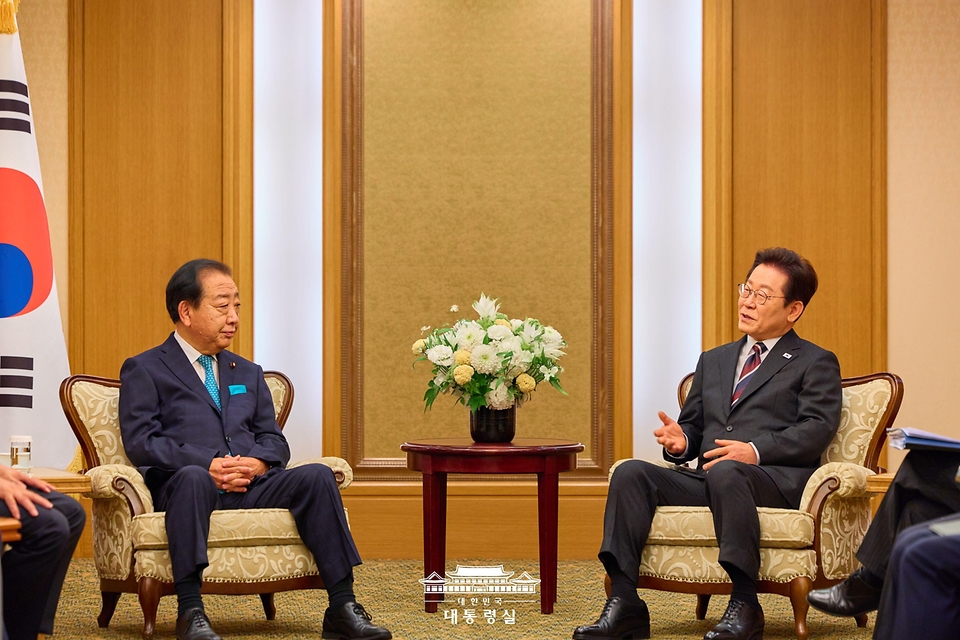 이재명 대통령이 24일 일본 도쿄의 한 호텔에서 노다 입헌민주당 대표를 접견하고 있다.
