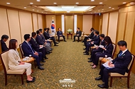 이재명 대통령이 24일 일본 도쿄의 한 호텔에서 노다 입헌민주당 대표를 비롯한 의원단을 접견하고 있다.