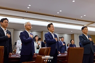 이재명 대통령이 22일 용산 대통령실에서 열린 제1회 국가과학기술자문회의 전원회의에서 국기에 경례하고 있다.
