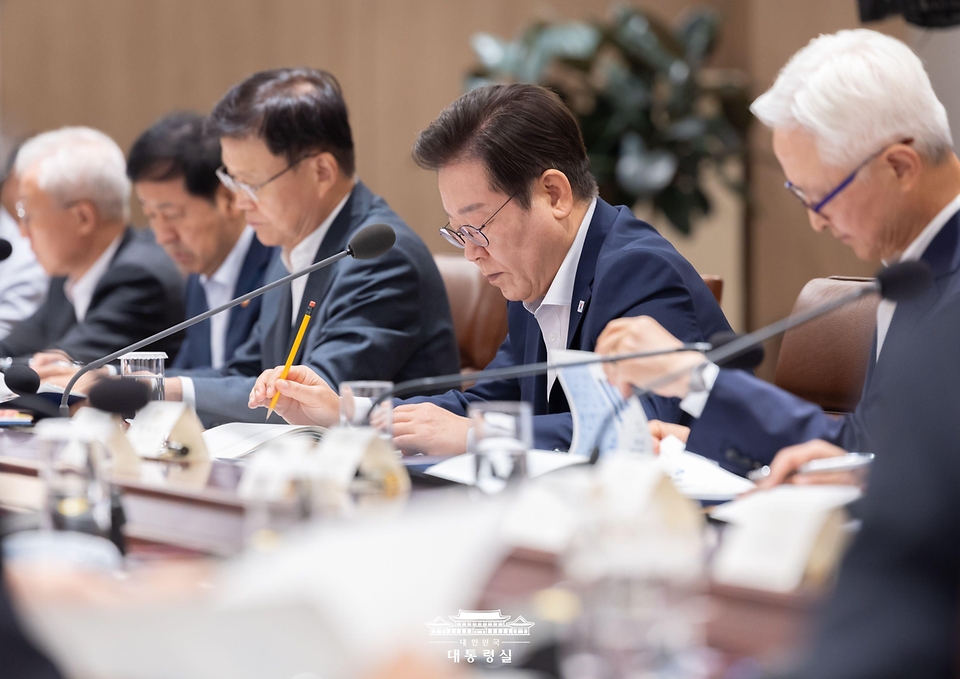 이재명 대통령이 22일 용산 대통령실에서 열린 제1회 국가과학기술자문회의 전원회의에서 자료를 보고 있다.