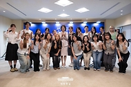 김혜경 여사가 24일 일본 도쿄 메지로대학교를 방문해 한국어학과 학생들과 간담회를 마친 뒤 기념촬영을 하고 있다.