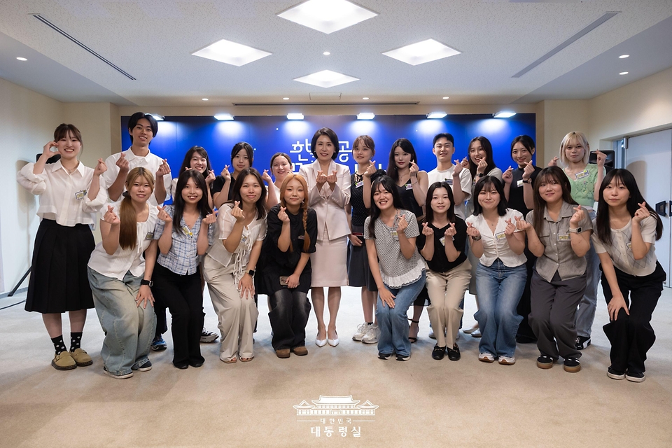 김혜경 여사가 24일 일본 도쿄 메지로대학교를 방문해 한국어학과 학생들과 간담회를 마친 뒤 기념촬영을 하고 있다.