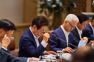 이재명 대통령이 22일 용산 대통령실에서 열린 제1회 국가과학기술자문회의 전원회의에서 자료를 보고 있다.