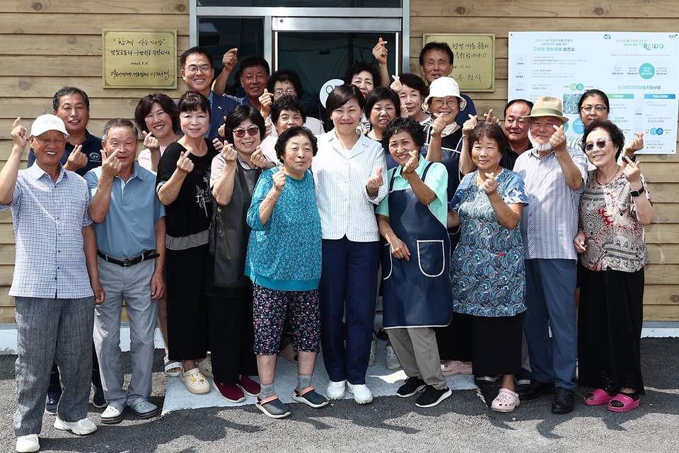 송미령 농림축산식품부 장관은 8월 24일 여주시 구양리 '마을태양광 발전소'를 방문하였습니다. 구양리 마을은 주민 주도형 마을태양광사업의 모범사례가 된 곳으로 송미령 장관은 직접 태양광 발전 현장을 둘러본 뒤 마을 주민들과 농업인들의 의견을 청취하는 시간을 가졌습니다.