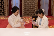 김혜경 여사와 이시바 시게루 일본 총리의 부인 이시바 요시코 여사가 23일 일본 도쿄 총리 관저에서 친교 일정으로 만나 한일 양국의 전통 매듭 만들기 체험을 하고 있다.
