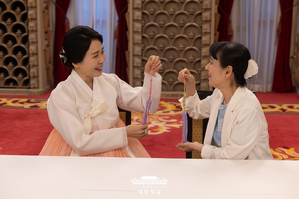 김혜경 여사와 이시바 시게루 일본 총리의 부인 이시바 요시코 여사가 23일 일본 도쿄 총리 관저에서 친교 일정으로 만나 한일 양국의 전통 매듭 만들기 체험을 하고 있다.