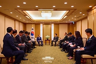 이재명 대통령이 24일 일본 도쿄의 한 호텔에서 일한의원연맹 회장인 스가 요시히데 전 일본 총리 등 의원단을 접견하고 있다.