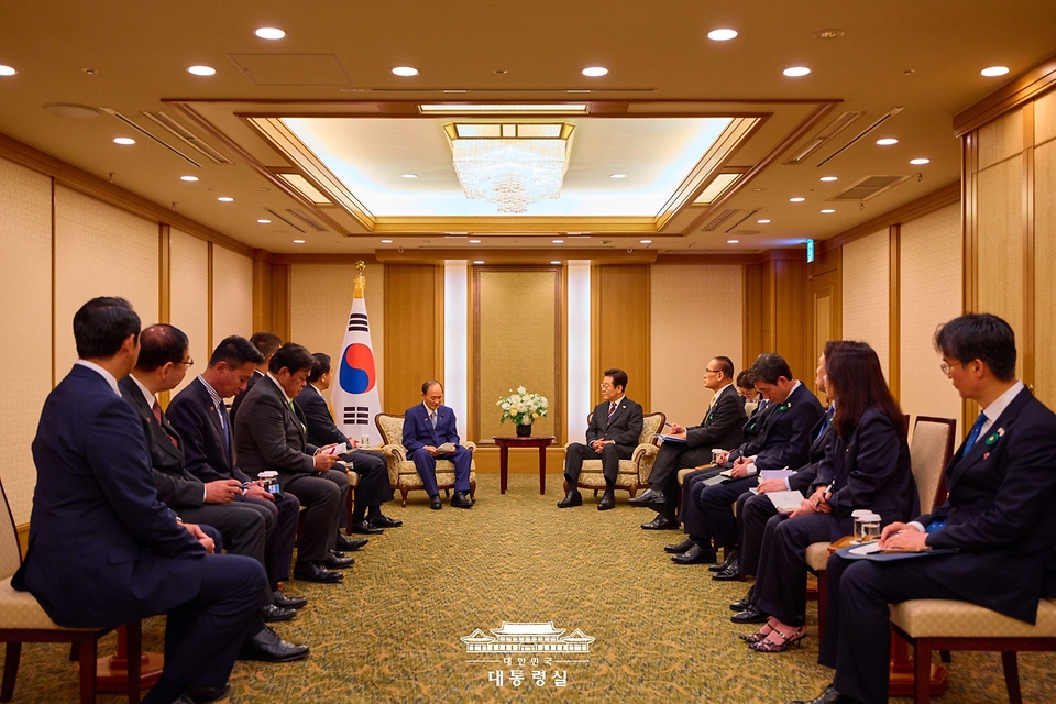 이재명 대통령이 24일 일본 도쿄의 한 호텔에서 일한의원연맹 회장인 스가 요시히데 전 일본 총리 등 의원단을 접견하고 있다.