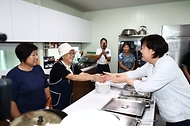 송미령 농림축산식품부 장관은 8월 24일 여주시 구양리 '마을태양광 발전소'를 방문하였습니다. 구양리 마을은 주민 주도형 마을태양광사업의 모범사례가 된 곳으로 송미령 장관은 직접 태양광 발전 현장을 둘러본 뒤 마을 주민들과 농업인들의 의견을 청취하는 시간을 가졌습니다.
