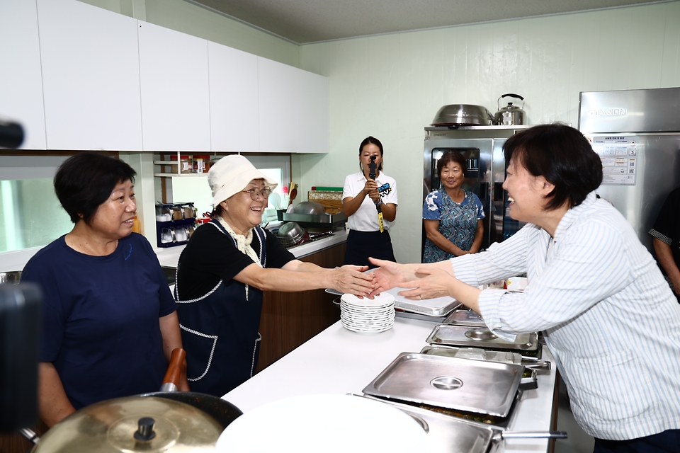송미령 농림축산식품부 장관은 8월 24일 여주시 구양리 '마을태양광 발전소'를 방문하였습니다. 구양리 마을은 주민 주도형 마을태양광사업의 모범사례가 된 곳으로 송미령 장관은 직접 태양광 발전 현장을 둘러본 뒤 마을 주민들과 농업인들의 의견을 청취하는 시간을 가졌습니다.