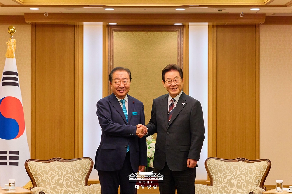 이재명 대통령이 24일 일본 도쿄의 한 호텔에서 노다 입헌민주당 대표를 접견하며 기념촬영을 하고 있다.