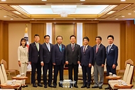 이재명 대통령이 24일 일본 도쿄의 한 호텔에서 노다 입헌민주당 대표를 비롯한 의원단을 접견하며 기념촬영을 하고 있다.