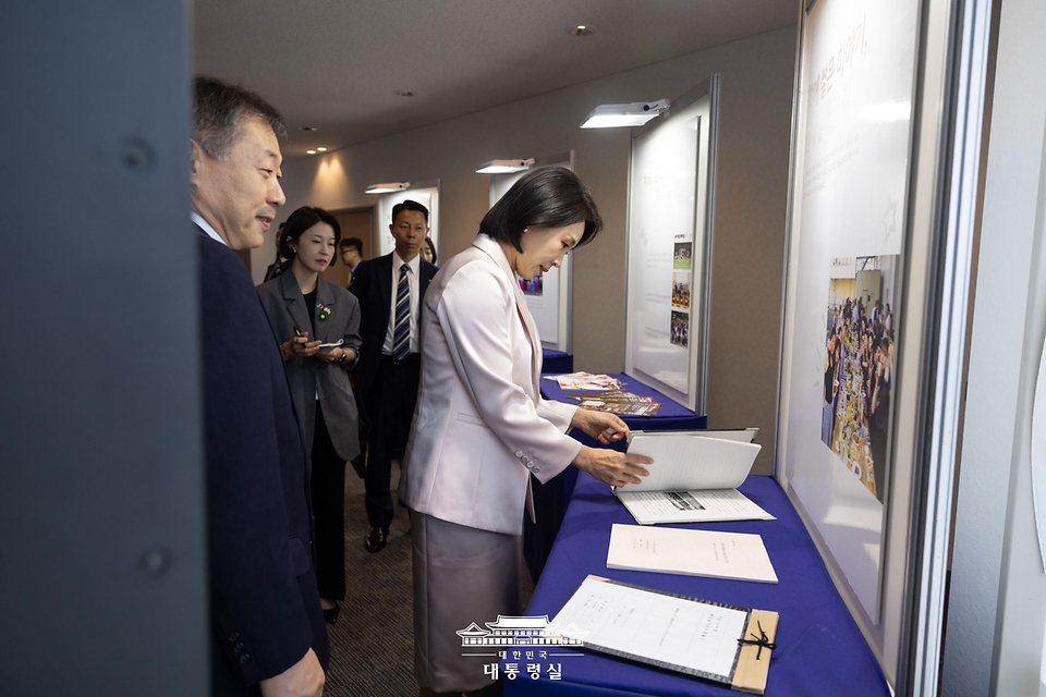 김혜경 여사가 24일 일본 도쿄 메지로대학교를 방문해 학교 자료를 살펴보고 있다.