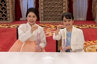 김혜경 여사와 이시바 시게루 일본 총리의 부인 이시바 요시코 여사가 23일 일본 도쿄 총리 관저에서 친교 일정으로 만나 한일 양국의 전통 매듭 만들기 체험을 하며 기념촬영을 하고 있다.