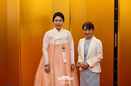 김혜경 여사와 이시바 시게루 일본 총리의 부인 이시바 요시코 여사가 23일 일본 도쿄 총리 관저에서 친교 일정으로 만나 기념촬영을 하고 있다.