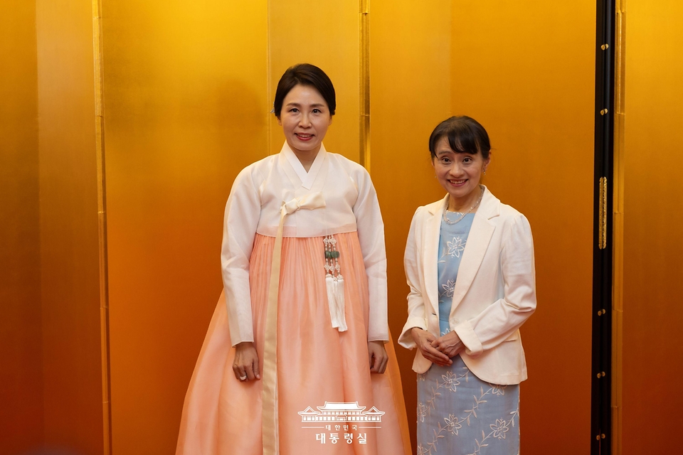 김혜경 여사와 이시바 시게루 일본 총리의 부인 이시바 요시코 여사가 23일 일본 도쿄 총리 관저에서 친교 일정으로 만나 기념촬영을 하고 있다.