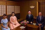 이재명 대통령과 김혜경 여사가 23일 일본 도쿄 총리 관저에서 이시바 시게루 일본 총리, 부인 이시바 요시코 여사와 양국 정상 부부 친교 행사를 하며 기념촬영을 하고 있다.