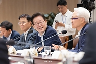 이재명 대통령이 22일 용산 대통령실에서 열린 제1회 국가과학기술자문회의 전원회의를 주재하고 있다.