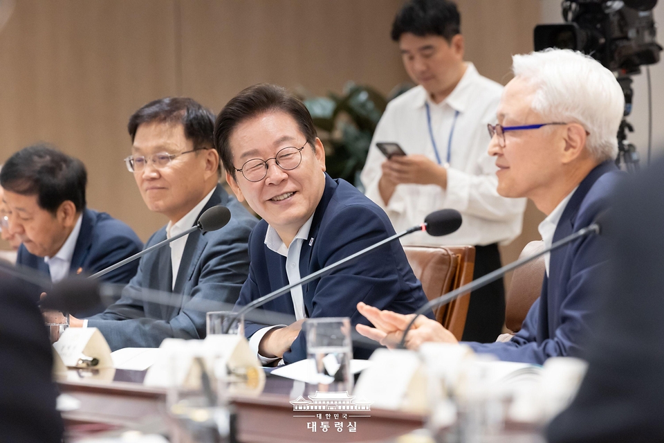 이재명 대통령이 22일 용산 대통령실에서 열린 제1회 국가과학기술자문회의 전원회의를 주재하고 있다.