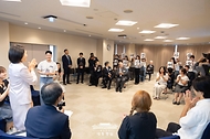 김혜경 여사가 24일 일본 도쿄 메지로대학교를 방문해 한국어학과 학생들과 간담회를 하고 있다.