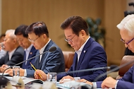 이재명 대통령이 22일 용산 대통령실에서 열린 제1회 국가과학기술자문회의 전원회의에서 자료를 보고 있다.
