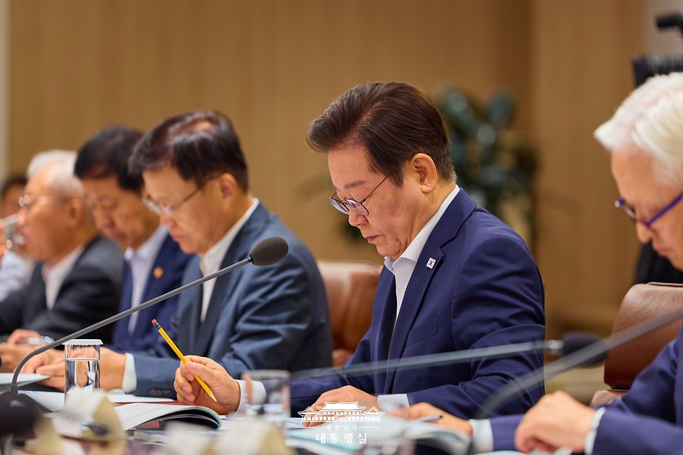 이재명 대통령이 22일 용산 대통령실에서 열린 제1회 국가과학기술자문회의 전원회의에서 자료를 보고 있다.