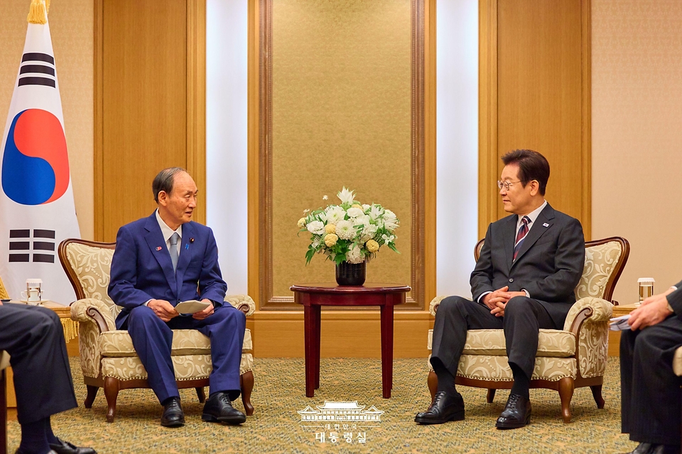 이재명 대통령이 24일 일본 도쿄의 한 호텔에서 일한의원연맹 회장인 스가 요시히데 전 일본 총리 등 의원단을 접견하고 있다.