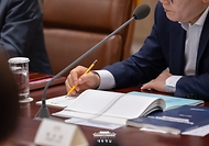 이재명 대통령이 22일 용산 대통령실에서 열린 제1회 국가과학기술자문회의 전원회의에서 자료를 보고 있다.
