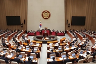 김민석 국무총리가 25일 국회에서 열린 예산결산특별위원회 전체 회의에 출석, 인사말을 하고 있다.