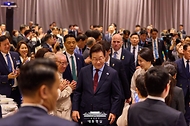 이재명 대통령과 김혜경 여사가 24일(현지시간) 미국 워싱턴DC의 한 호텔에서 열린 재미동포 만찬 간담회에 입장하고 있다.