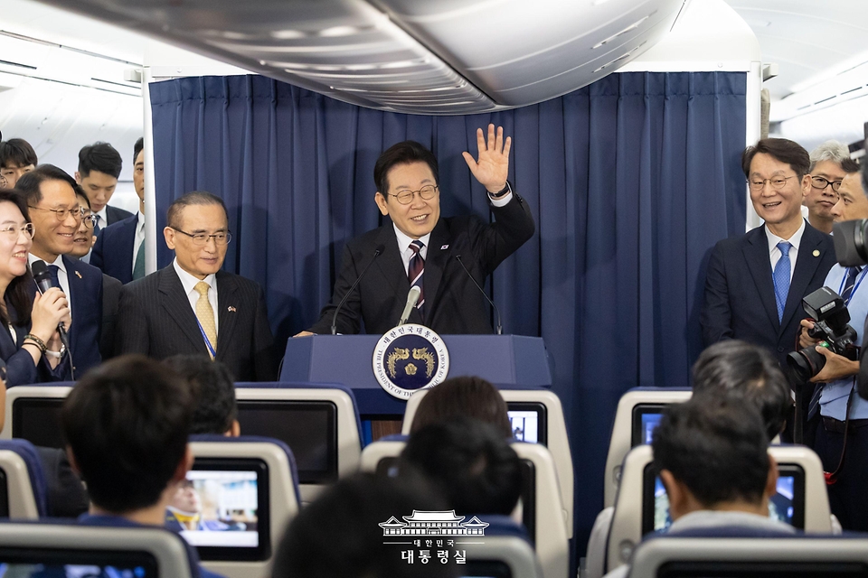 이재명 대통령이 24일(현지시간) 한일정상회담을 마치고 일본 도쿄에서 미국 워싱턴DC로 향하는 공군1호기에서 기내 기자간담회를 하고 있다.