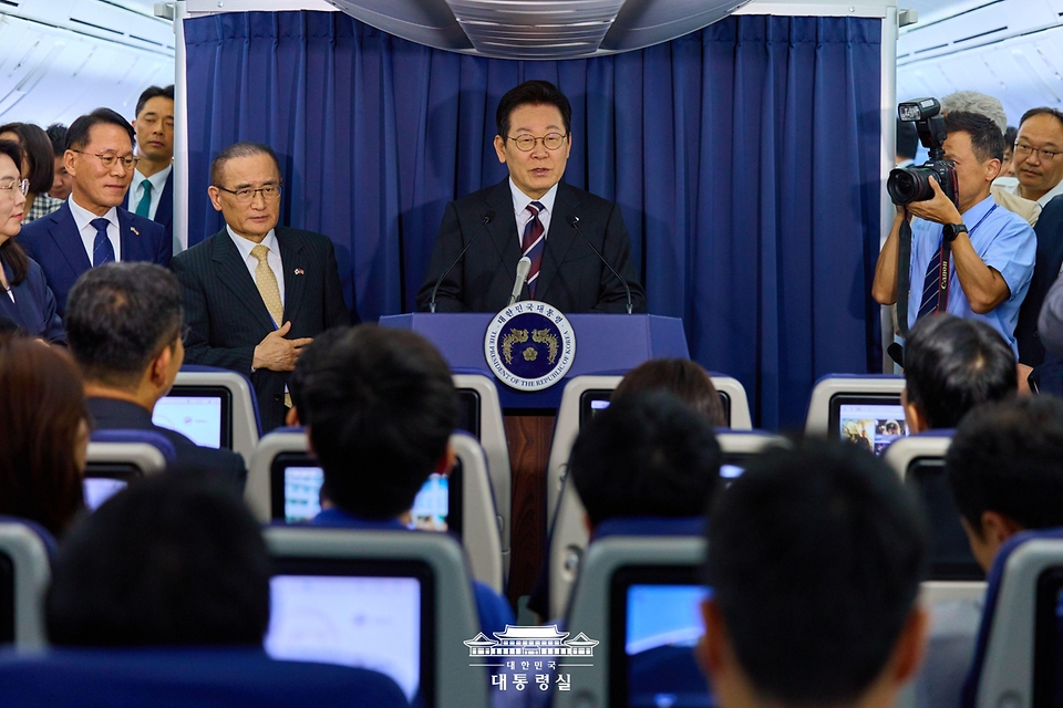 이재명 대통령이 24일(현지시간) 한일정상회담을 마치고 일본 도쿄에서 미국 워싱턴DC로 향하는 공군1호기에서 기내 기자간담회를 하고 있다.