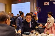 이재명 대통령과 김혜경 여사가 24일(현지시간) 미국 워싱턴DC의 한 호텔에서 열린 재미동포 만찬 간담회에서 참석자들과 인사하고 있다.