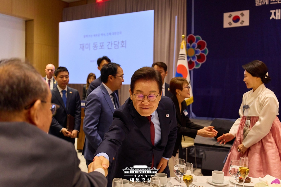 이재명 대통령과 김혜경 여사가 24일(현지시간) 미국 워싱턴DC의 한 호텔에서 열린 재미동포 만찬 간담회에서 참석자들과 인사하고 있다.