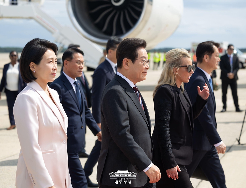 이재명 대통령과 김혜경 여사가 24일(현지 시간) 워싱턴DC 앤드루스 공군기지에 도착해 이동하고 있다.