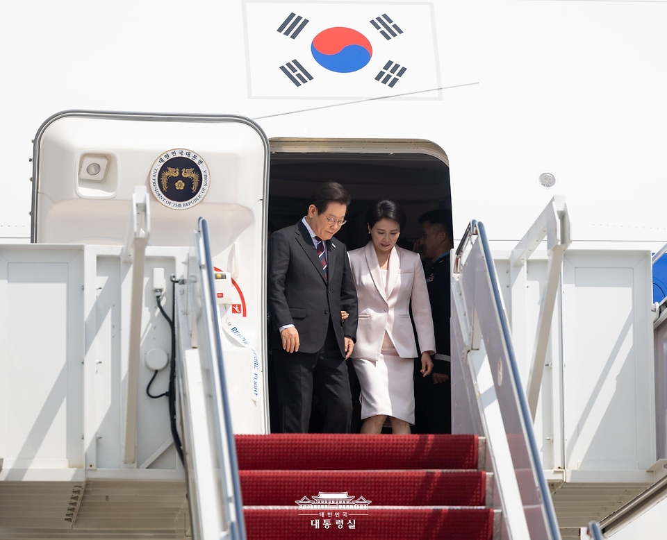 이재명 대통령과 김혜경 여사가 24일(현지 시간) 워싱턴DC 앤드루스 공군기지에 도착하고 있다.
